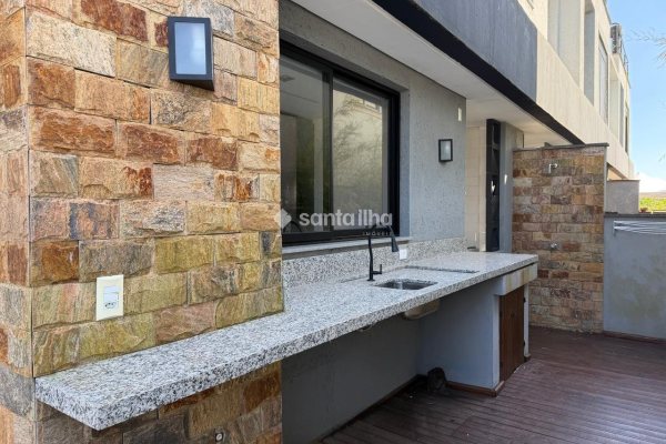 Casa à venda com 123m², 3 quartos, 1 suíte, 1 vaga no bairro Campeche em Florianópolis