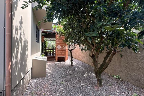 Casa à venda com 250m², 4 quartos, 2 suítes, 4 vagas no bairro Açores em Florianopolis