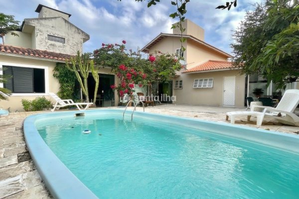 Casa para alugar com 330m², 5 quartos, 2 suítes, 3 vagas no bairro Campeche em Florianópolis