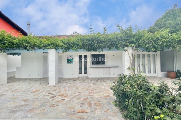 Casa à venda com 180m², 3 quartos, 3 suítes, 2 vagas no bairro Campeche em Florianópolis
