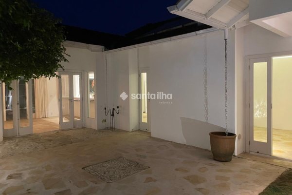 Casa à venda com 180m², 3 quartos, 3 suítes, 2 vagas no bairro Campeche em Florianópolis