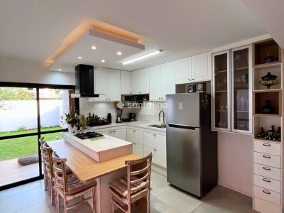 Casa à venda com 131m², 3 quartos, 1 suíte, 2 vagas no bairro Campeche em Florianópolis - Foto 2