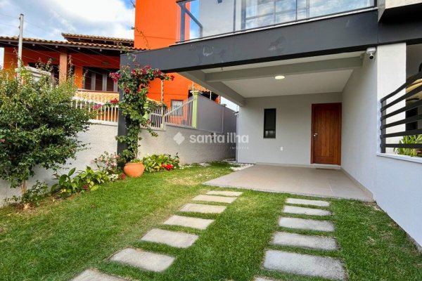 Casa à venda com 131m², 3 quartos, 1 suíte, 2 vagas no bairro Campeche em Florianópolis