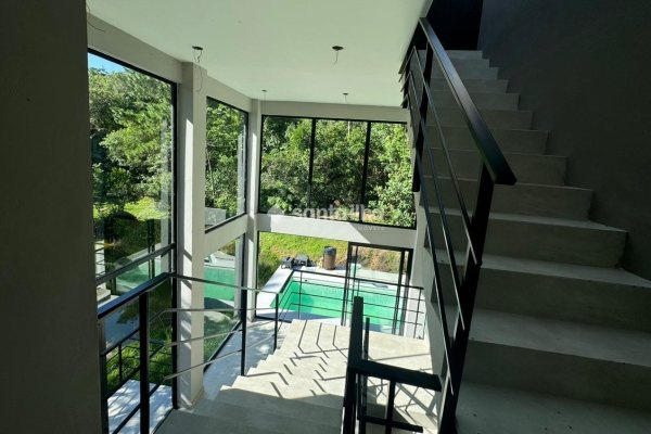 Casa em Condomínio para alugar com 320m², 3 quartos, 2 suítes, 4 vagas no bairro Campeche em Florianópolis