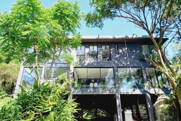 Casa em Condomínio para alugar com 320m², 3 quartos, 2 suítes, 4 vagas no bairro Campeche em Florianópolis