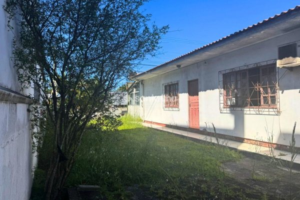 Terreno à venda com 225m², 1 quarto, 1 vaga no bairro Campeche em Florianópolis