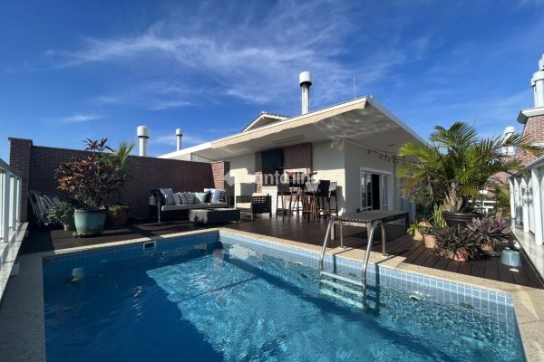 Cobertura à venda com 284m², 3 quartos, 1 suíte, 2 vagas no bairro Campeche em Florianópolis