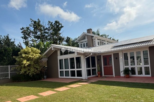 Casa à venda com 287m², 4 quartos, 2 suítes, 2 vagas no bairro Lagoa da Conceição em Florianópolis