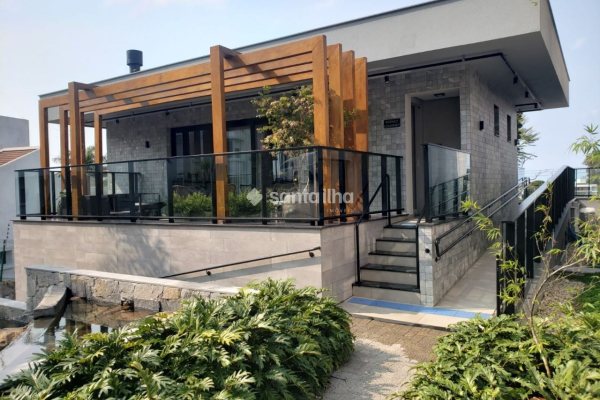 Casa em Condomínio à venda com 361m², 3 quartos, 3 suítes, 5 vagas no bairro Lagoa da Conceição em Florianópolis