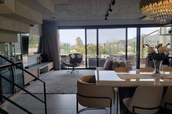 Casa em Condomínio à venda com 361m², 3 quartos, 3 suítes, 5 vagas no bairro Lagoa da Conceição em Florianópolis