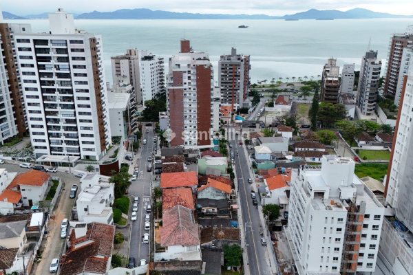 Terreno à venda com 255m² no bairro Agronômica em Florianópolis