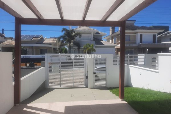 Casa à venda com 143m², 3 quartos, 1 suíte, 2 vagas no bairro Carianos em Florianópolis