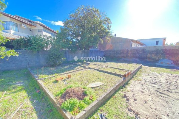 Terreno à venda com 90m², 2 quartos, 1 vaga no bairro Campeche em Florianópolis