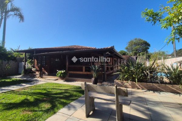Casa à venda com 125m², 4 quartos, 1 suíte, 3 vagas no bairro Campeche em Florianópolis