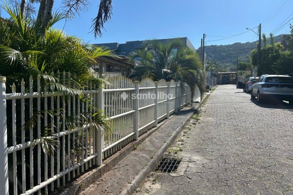Casa à venda com 150m², 4 quartos, 6 vagas no bairro Campeche em Florianópolis