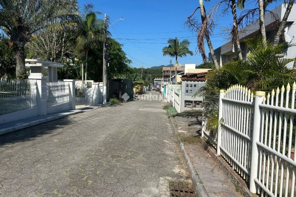 Casa à venda com 150m², 4 quartos, 6 vagas no bairro Campeche em Florianópolis