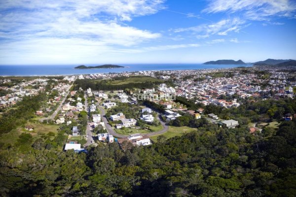 Terreno à venda com 363m², 1 quarto, 1 vaga no bairro Campeche em Florianópolis