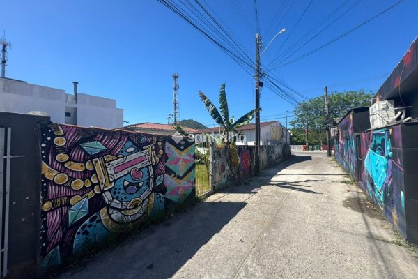 Terreno à venda com 225m², 1 quarto, 1 vaga no bairro Campeche em Florianópolis