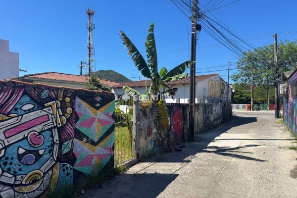 Terreno à venda com 225m², 1 quarto, 1 vaga no bairro Campeche em Florianópolis