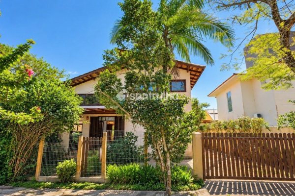 Casa à venda com 200m², 3 quartos, 1 suíte, 4 vagas no bairro Campeche em Florianópolis
