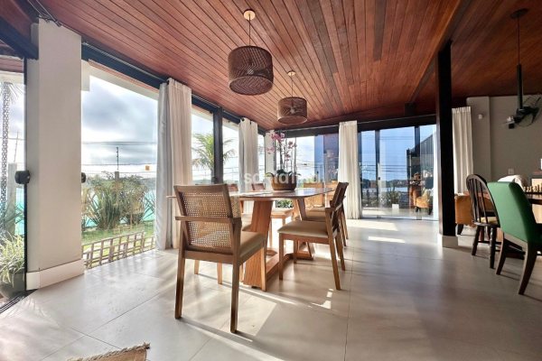 Casa à venda com 310m², 3 quartos, 1 suíte, 2 vagas no bairro Campeche em Florianópolis