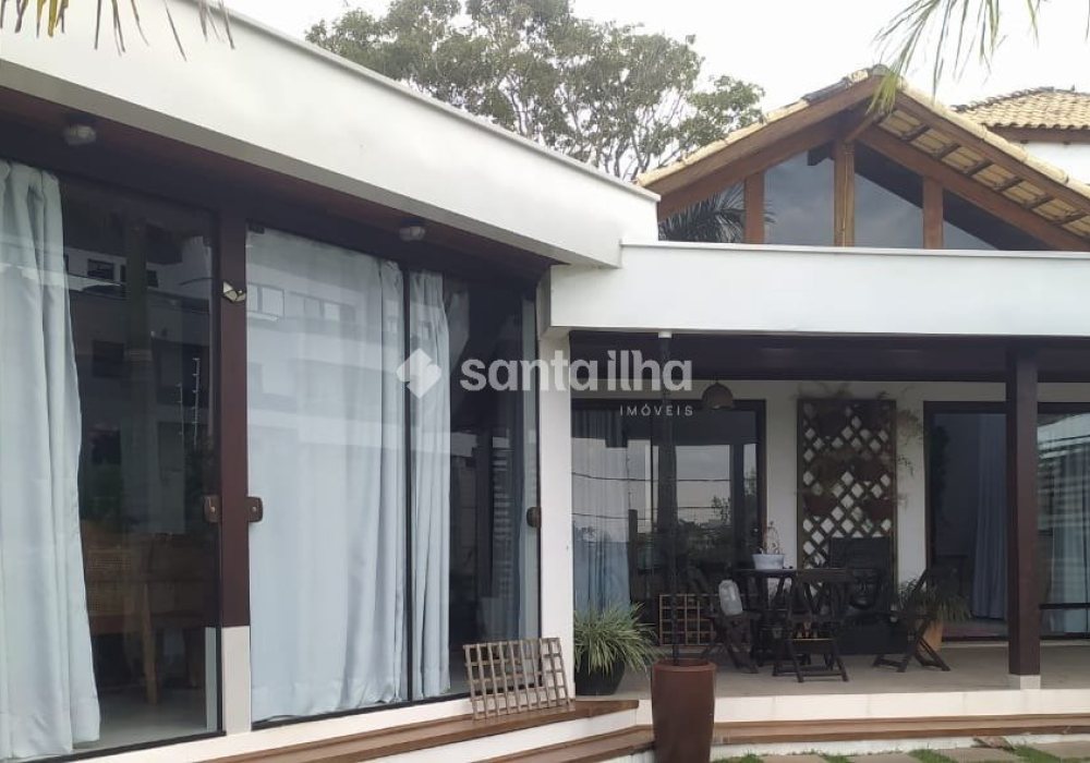 Casa à venda com 310m², 3 quartos, 1 suíte, 2 vagas no bairro Campeche em Florianópolis - Foto 1