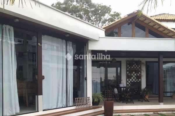 Casa à venda com 310m², 3 quartos, 1 suíte, 2 vagas no bairro Campeche em Florianópolis