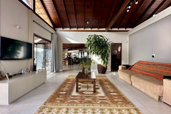 Casa à venda com 310m², 3 quartos, 1 suíte, 2 vagas no bairro Campeche em Florianópolis
