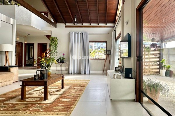 Casa à venda com 310m², 3 quartos, 1 suíte, 2 vagas no bairro Campeche em Florianópolis
