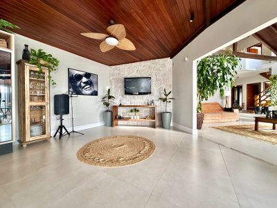 Casa à venda com 310m², 3 quartos, 1 suíte, 2 vagas no bairro Campeche em Florianópolis - Foto 5