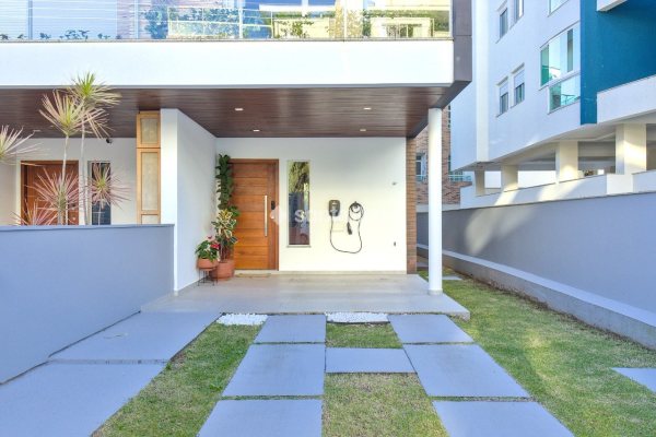 Casa à venda com 143m², 3 quartos, 1 suíte, 1 vaga no bairro Rio Tavares em Florianópolis