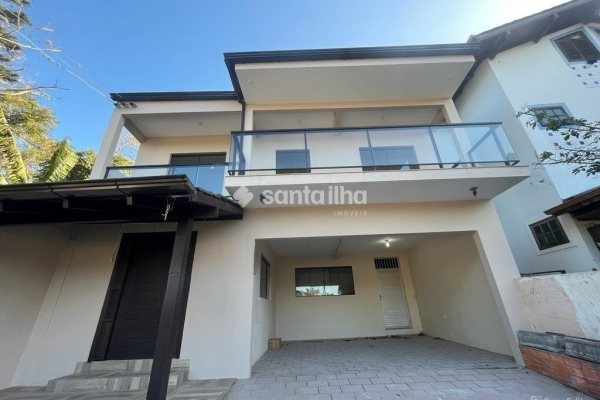 Casa à venda com 220m², 5 quartos, 1 suíte, 2 vagas no bairro Pântano do Sul em Florianópolis