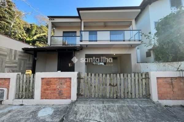 Casa à venda com 220m², 5 quartos, 1 suíte, 2 vagas no bairro Pântano do Sul em Florianópolis