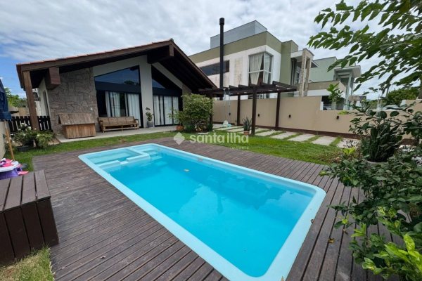 Casa à venda com 147m², 3 quartos, 1 suíte, 2 vagas no bairro Ribeirão da Ilha em Florianópolis