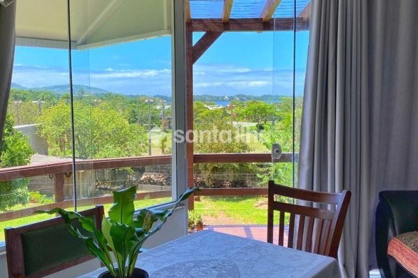 Casa à venda com 260m², 3 quartos, 3 suítes, 2 vagas no bairro Lagoa da Conceição em Florianópolis