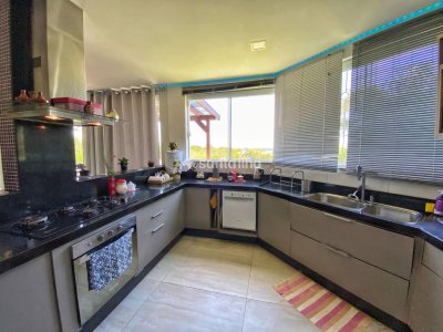 Casa à venda com 260m², 3 quartos, 3 suítes, 2 vagas no bairro Lagoa da Conceição em Florianópolis - Foto 4