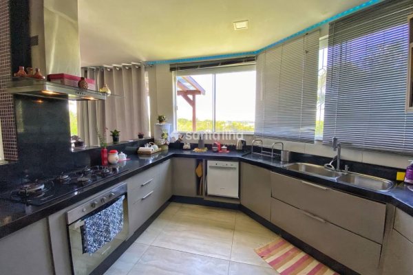 Casa à venda com 260m², 3 quartos, 3 suítes, 2 vagas no bairro Lagoa da Conceição em Florianópolis