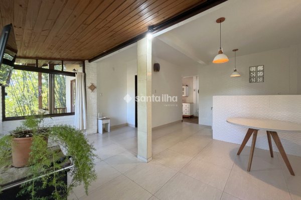 Casa para alugar com 136m², 2 quartos, 1 suíte, 1 vaga no bairro Ribeirão da Ilha em Florianópolis