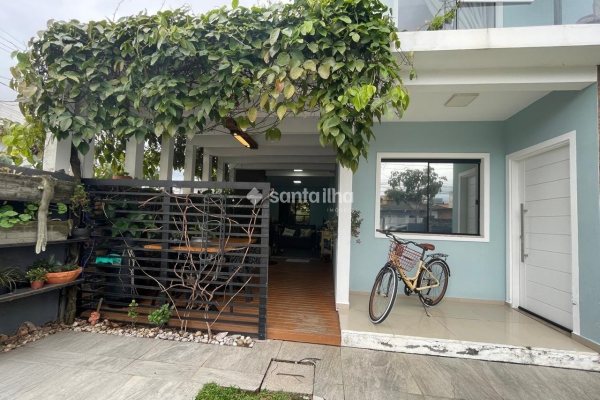 Casa à venda com 110m², 3 quartos, 1 suíte, 1 vaga no bairro Campeche em Florianópolis
