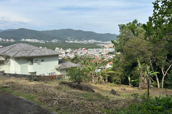 Terreno à venda com 1m² no bairro Trindade em Florianópolis