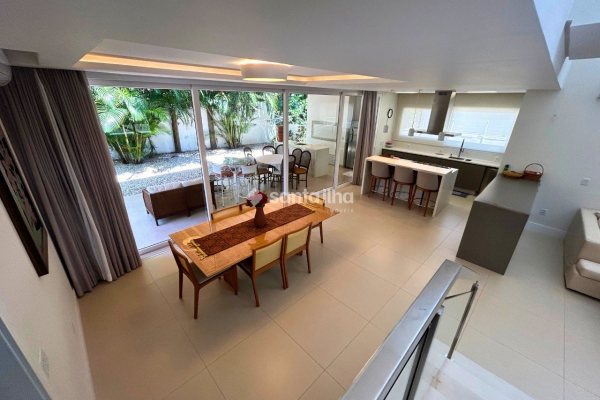 Casa em Condomínio para alugar ou comprar com 417m², 5 quartos, 4 suítes, 2 vagas no bairro Rio Tavares em Florianópolis