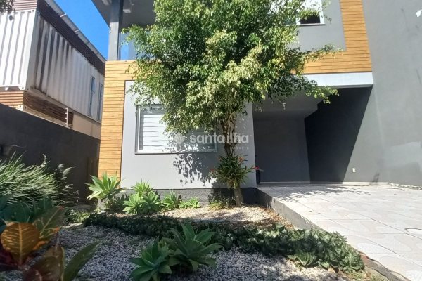 Casa à venda com 114m², 3 quartos, 1 suíte, 2 vagas no bairro Campeche em Florianópolis