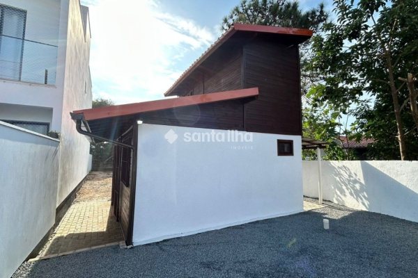 Casa para alugar com 40m², 2 quartos, 1 vaga no bairro Campeche em Florianópolis