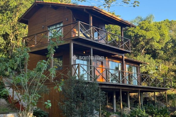 Casa à venda com 130m², 2 quartos, 1 suíte, 1 vaga no bairro Barra da Lagoa em Florianópolis
