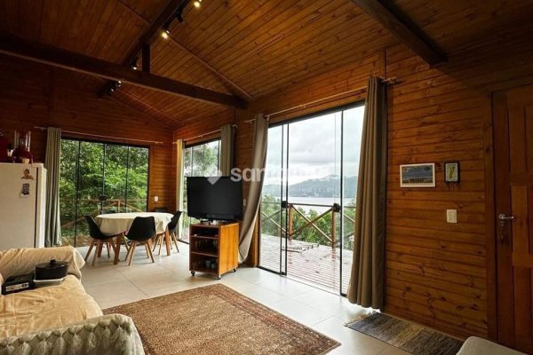 Casa à venda com 130m², 2 quartos, 1 suíte, 1 vaga no bairro Barra da Lagoa em Florianópolis