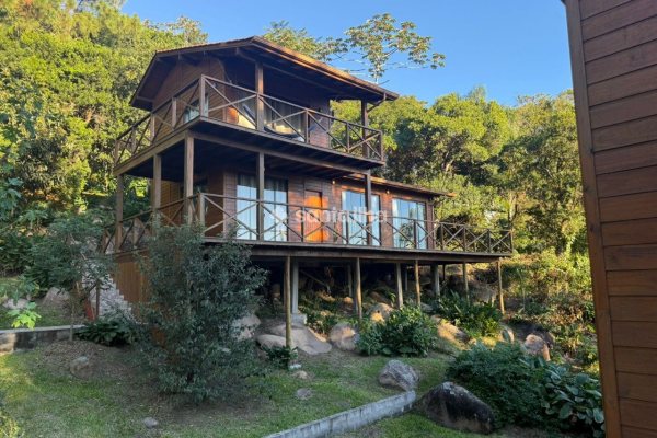 Casa à venda com 130m², 2 quartos, 1 suíte, 1 vaga no bairro Barra da Lagoa em Florianópolis