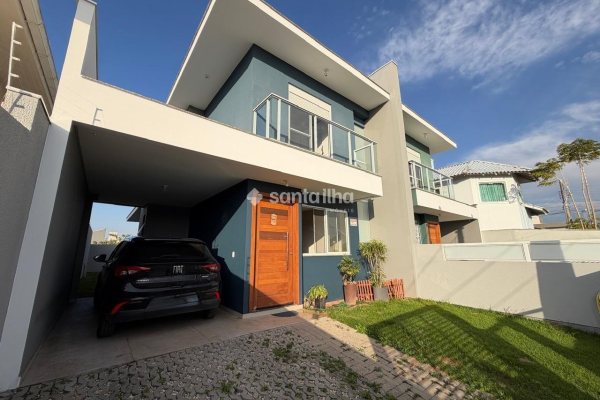 Casa à venda com 135m², 3 quartos, 1 suíte, 1 vaga no bairro Carianos em Florianópolis