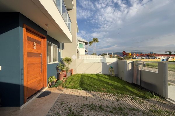 Casa à venda com 135m², 3 quartos, 1 suíte, 1 vaga no bairro Carianos em Florianópolis