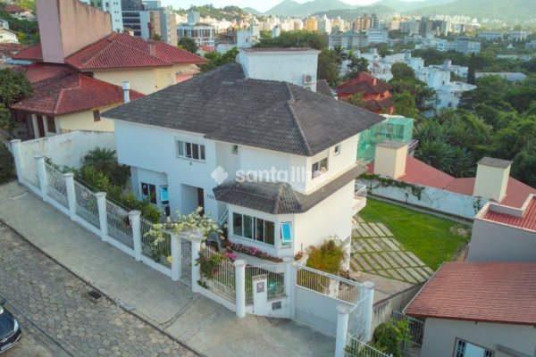 Casa à venda com 450m², 4 quartos, 4 suítes, 3 vagas no bairro Carvoeira em Florianópolis