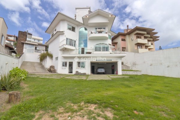 Casa à venda com 450m², 4 quartos, 4 suítes, 3 vagas no bairro Carvoeira em Florianópolis